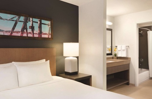 Ludlam Hotel | HYATT house Miami Airport