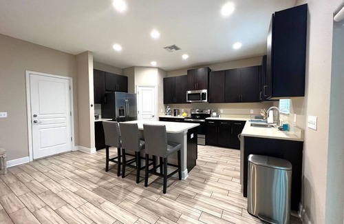 North Hyde Park House | Hyde Park Hideaway Spacious 5 Bedroom 3 Bath