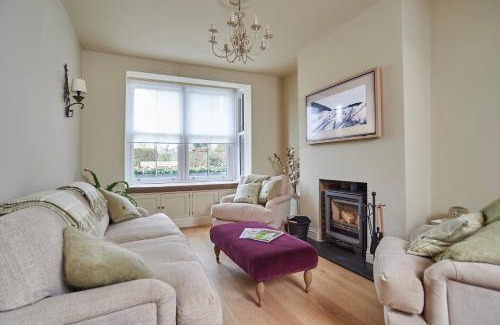 Hythe House | Hydrangea House - Luxury Hideaway with Hot Tub - Sleeps 10 - Pets Welcome!