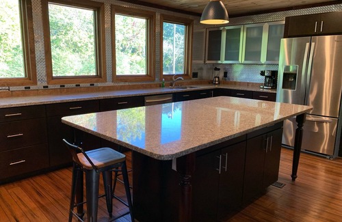 East Ridge House | I-75/I-24 Family + Friends Chattanooga home w/views of Lookout/Signal Mountains