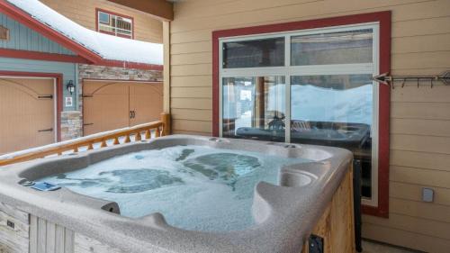 Big White Ski Resort Apartment | I Spy - Cozy Pet Friendly, Ski In Ski Out Condo with Private Hot Tub