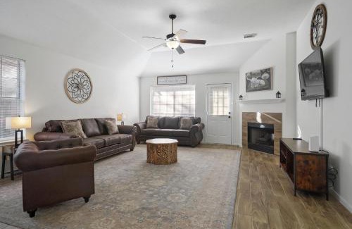 Humble House | IAH Place: 4 bed, patio-sleeps 8+