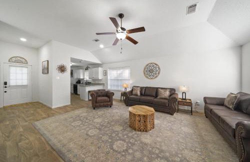 Humble House | IAH Place: 4 bed, patio-sleeps 8+