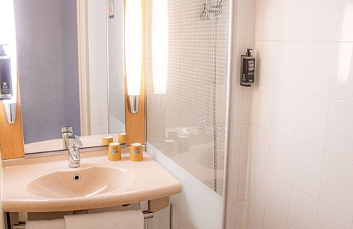 Montrouge Hotel | ibis Paris Porte d'Orléans