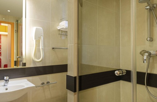 Gambetta Hotel | ibis Styles Paris La Defense Courbevoie