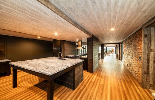 Yucca Valley House | Iconic 7,000sf Glass Villa + Soaking Pool