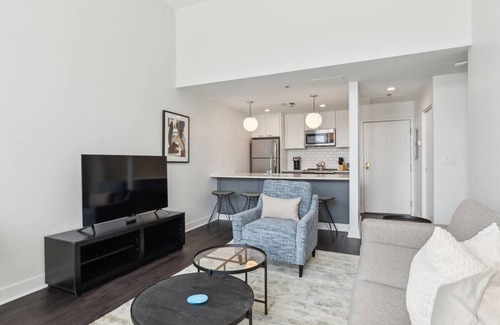 Downtown Pittsburgh Hotel | Iconic Landmark Stay | Spacious Apartment w/Kitchen | Walk to Point State Park