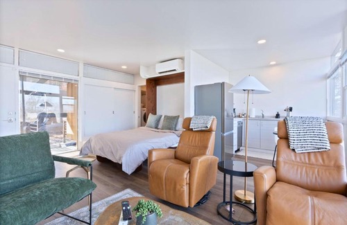 Cliff - Cannon Apartment | Iconic Modern Stay w Free Parking