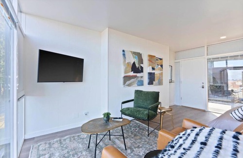 Cliff - Cannon Apartment | Iconic Modern Stay w Free Parking