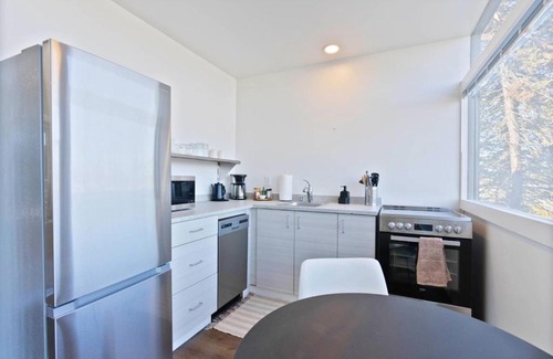 Cliff - Cannon Apartment | Iconic Modern Stay w Free Parking