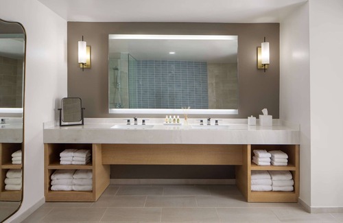 Lihue Hotel | Iconic Resort Stay Near Lihue's Breathtaking Trails | Outdoor Pool