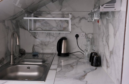 Faraday House | Iconic Room Stay near London Eye & Big Ben (Tina Guest House)