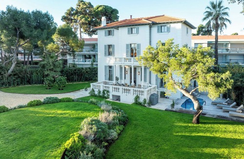Cap-d'Antibes Villa | Iconic “Villa Illette” on the Cap d’Antibes, directly facing Plage du Ponteil