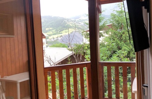 Le Sauze Apartment | Ideal 2-Room + Cabin Apartment with Ski-in Access and Private Parking