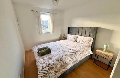 Glasgow House | Ideal 3 Bed Home In Glasgow City With Free Parking