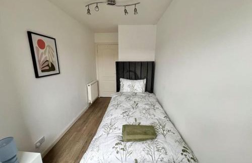 Glasgow House | Ideal 3 Bed Home In Glasgow City With Free Parking