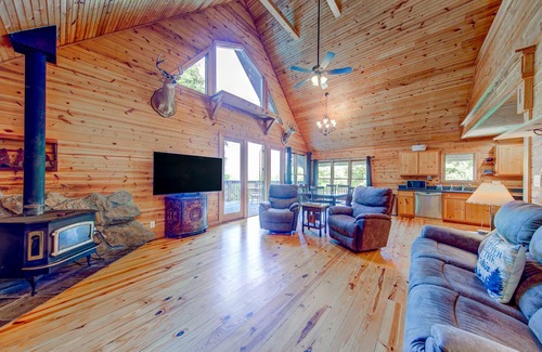 Rabun Gap Cabin | Ideal dog-friendly getaway with private pool, large deck, WiFi & lofted layout