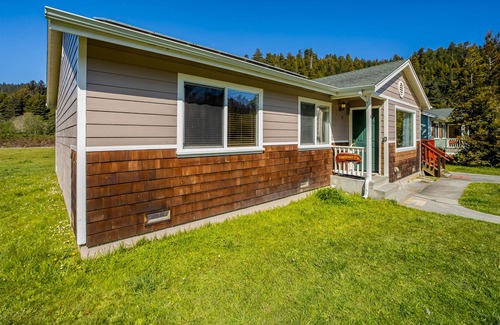 Orick House | Ideal Family Retreat Near the Coast & State Parks with Gas Grill, Deck, & WiFi