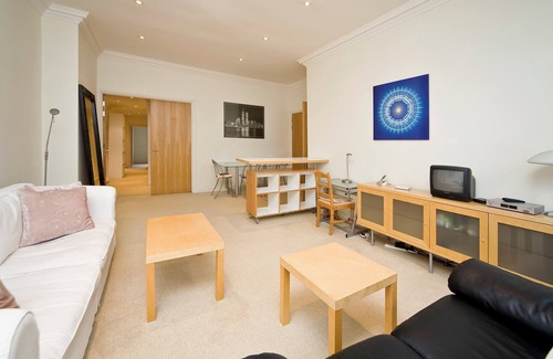 Kensington Apartment | Ideal for families/business 2 bedroom/two bath flat central location Kensington