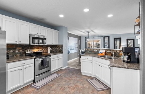 Brighton House | Ideal for Families & Groups | Theatre | Pet Friendly | Firepit | Spacious