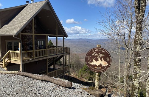 Snowshoe House | Ideal for family reunions—ski, snowboard, tube, then relax together by the fire.