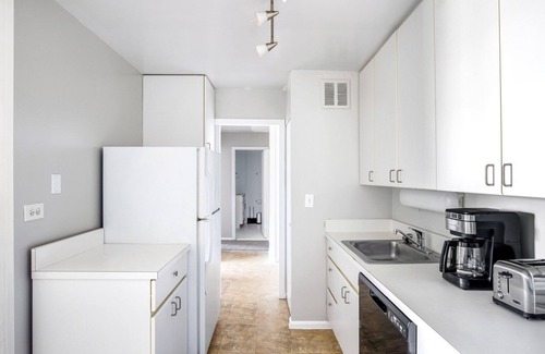 Lake View East Apartment | Ideal Lakeview 1BR w/Deck, Pool & Gym, nr Lincoln Park, by Blueground