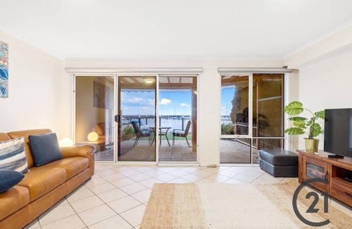 North Haven House | IDEAL LOCATION IN NORTH HAVEN. SUITABLE FOR FAMILIES. WATCH THE YACHTS