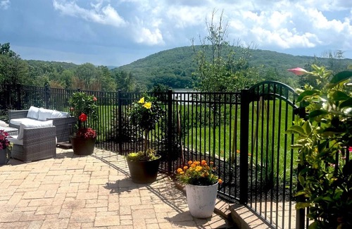 Bantam House | IDEAL LOCATION: Quiet 1-bedroom apartment, pool, garden, BBQ, lake view, hiking