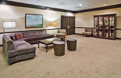 Eagan Park Hotel | Ideal Mix of Comfort and Value! Outdoor Pool, Parking, Pets are Allowed