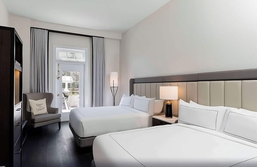 Charleston Historic District Hotel | Ideal Mix of Comfort and Value! Pet-friendly Property, Outdoor Swimming Pool!