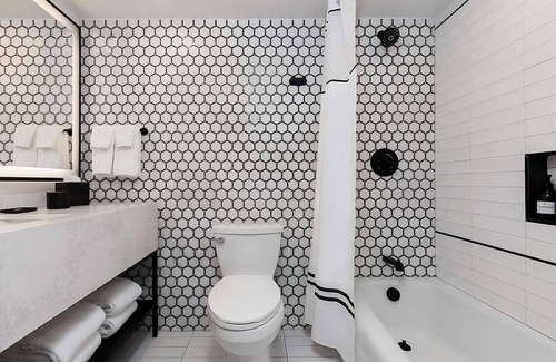 Charleston Historic District Hotel | Ideal Mix of Comfort and Value! Pet-friendly Property, Outdoor Swimming Pool!