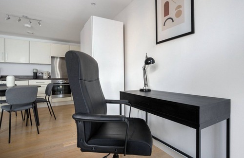 Hoxton West Apartment | Ideal Old Street 2BR, nr Station & Gardens, by Blueground