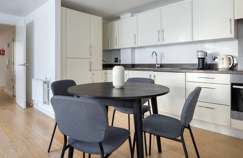 Hoxton West Apartment | Ideal Old Street 2BR, nr Station & Gardens, by Blueground