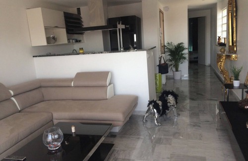 La Californie Apartment | Ideal Torque/Idéal Couple