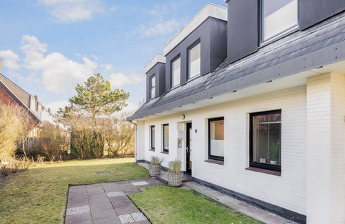 Wenningstedt-Braderup Apartment | Idyllic first floor apartment with garden in a central location in Wenningstedt