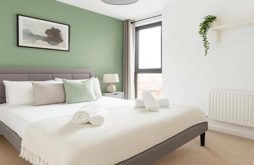 Rotherhithe Apartment | Idyllic 2 Bed Flat with Balcony in Canada Water