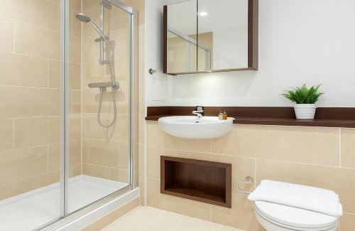 Rotherhithe Apartment | Idyllic 2 Bed Flat with Balcony in Canada Water