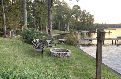 Hardwick House | Idyllic 3 BR lake HOME for 8! Arcade fun! B-ball & air hockey! BIG & DEEP water!