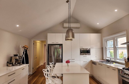Willoughby House | Idyllic 4bedroom home in Willoughby. Direct access to park & playground.