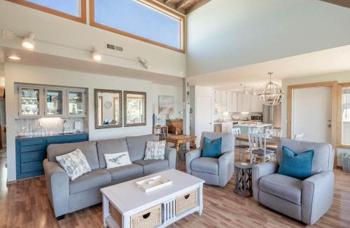 Depoe Bay Apartment | Idyllic Coastal Haven - Whale Watch in Depoe Bay!