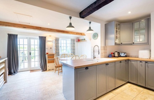 Witney House | Idyllic Cotswolds Cottage & Garden, Nr Burford