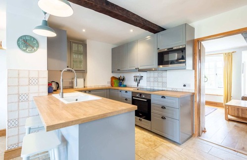 Witney House | Idyllic Cotswolds Cottage & Garden, Nr Burford