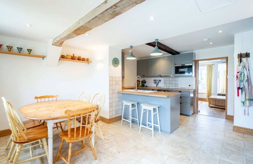 Witney House | Idyllic Cotswolds Cottage & Garden, Nr Burford