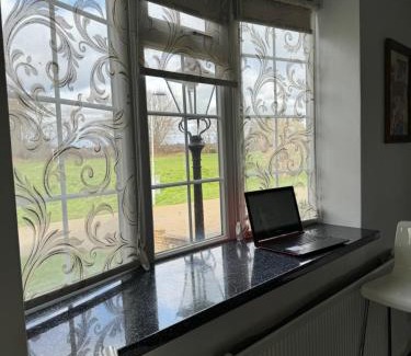 Leyton House | Idyllic Cottage in Jubilee Park