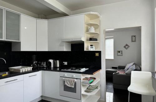 Leyton House | Idyllic Cottage in Jubilee Park