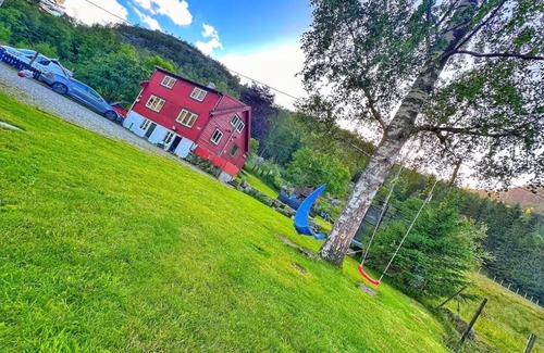 Gjesdal House | Idyllic cottage located between fjords & mountains