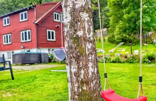 Gjesdal House | Idyllic cottage located between fjords & mountains