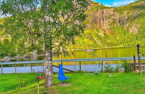 Gjesdal House | Idyllic cottage located between fjords & mountains