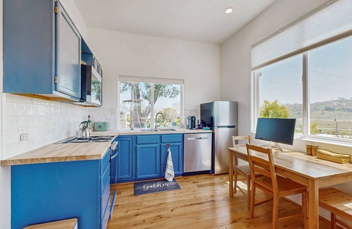 Del Mar Heights House | Idyllic Dog Friendly, Coastal Retreat w/Shared Pool - Walk to Beach & Lagoon