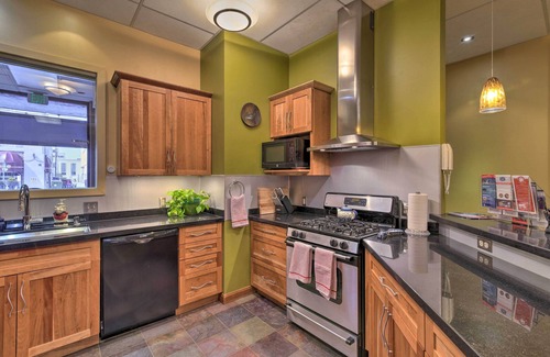 Downtown Anchorage Condo | Idyllic Dtwn Anchorage Condo w/Fireplace!